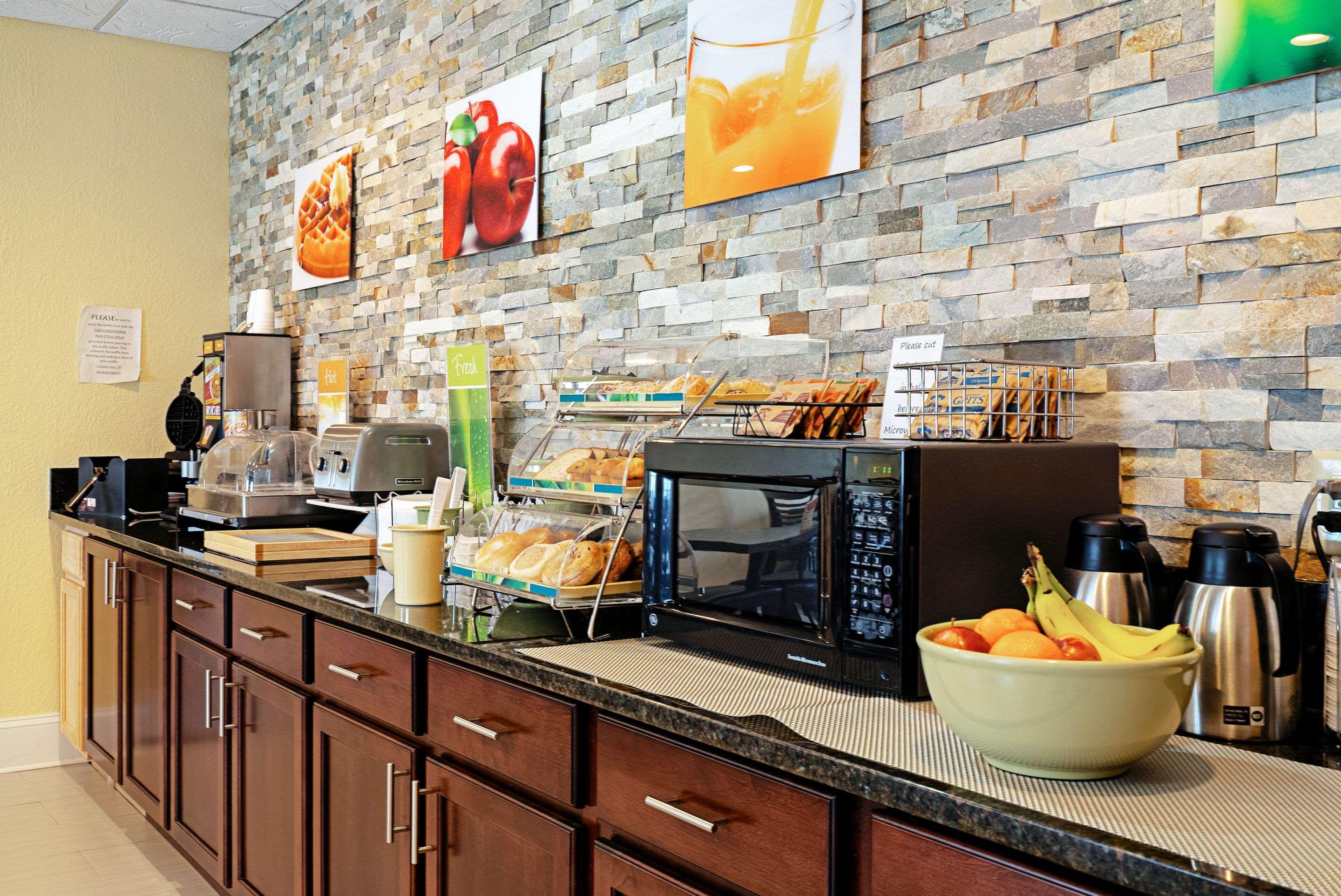Quality Inn & Suites Robbinsville Exterior photo